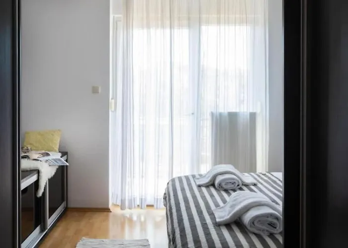 Tesla Apartment Urban Stay